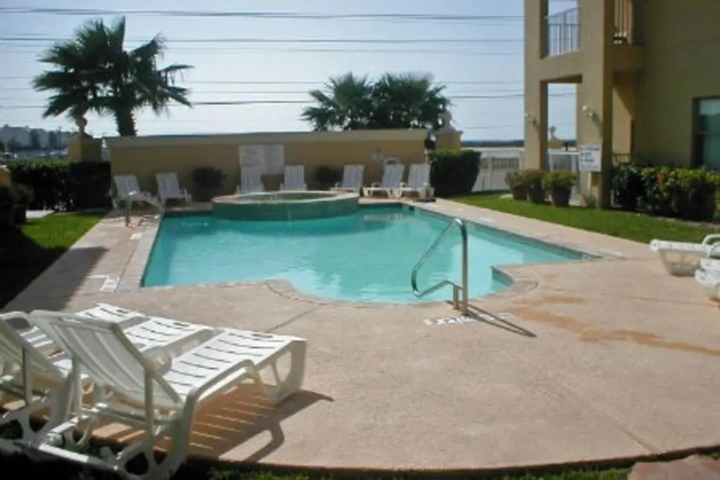 Verandas #107 Close To Clayton's Bar South Padre Island