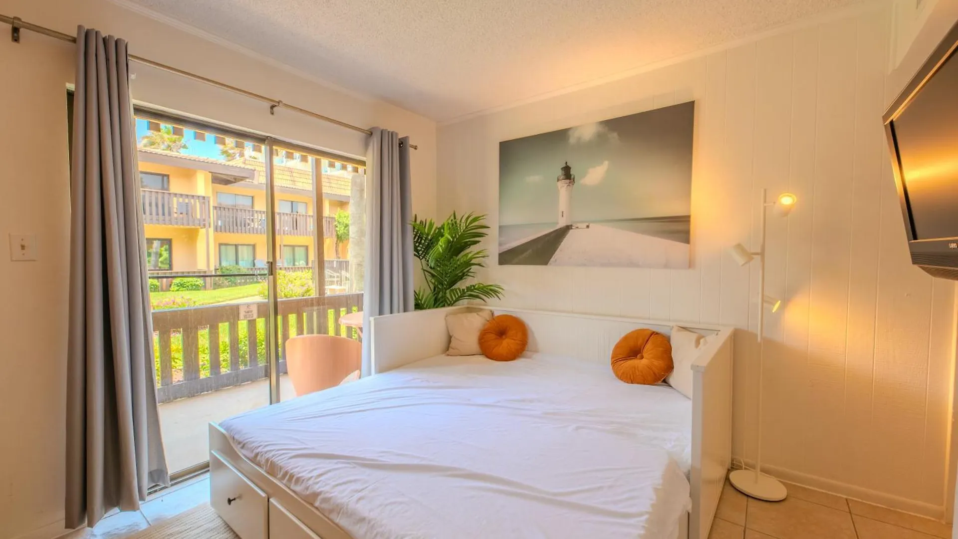Apartment Flamingos Hideaway Stylish 1br Coastal Escape 155