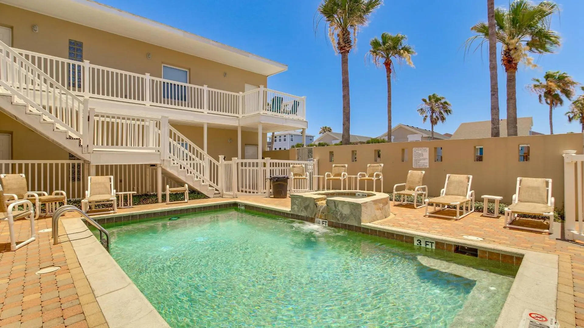 Pool Access, 1 Block To Beach! Apartment *