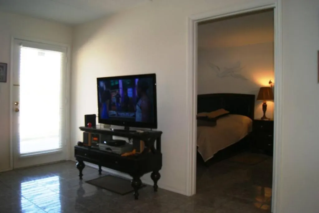 Parklane #105 2-3 Minute Walk To Access *