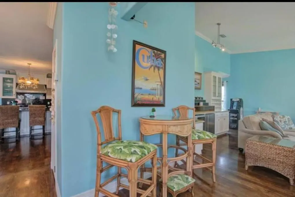 Breathtaking Sunset Views & Minutes To The Beach! Holiday home