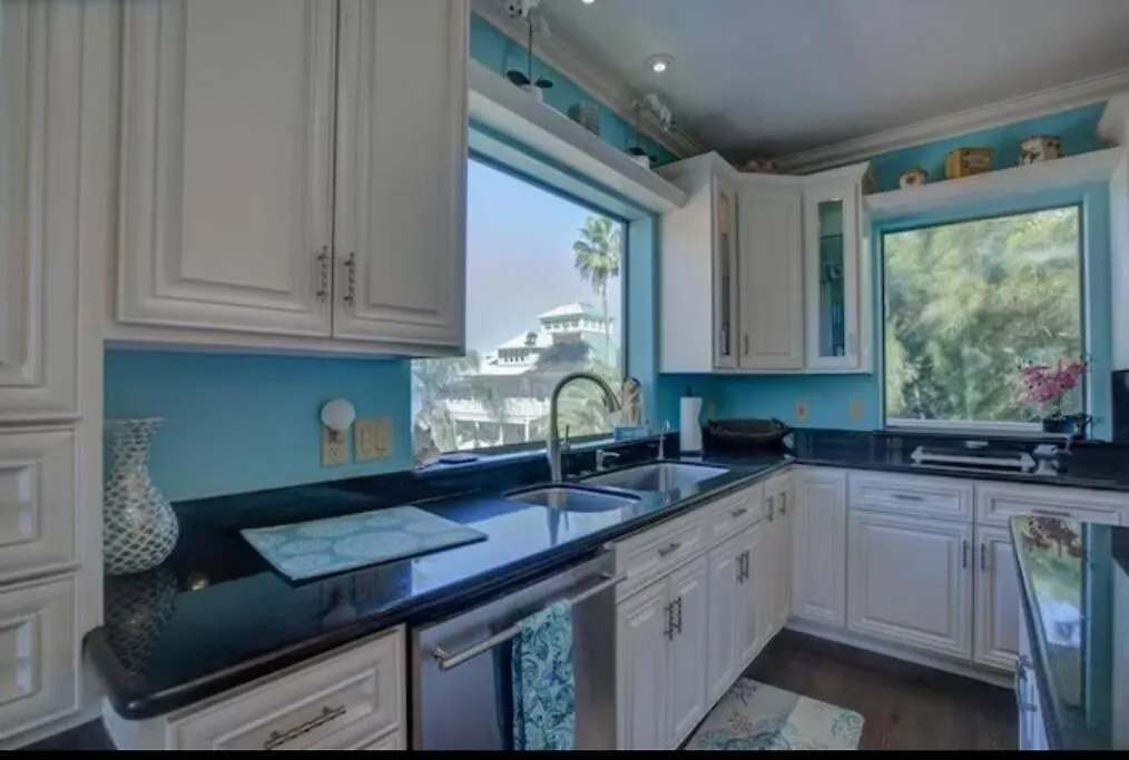 Breathtaking Sunset Views & Minutes To The Beach! *