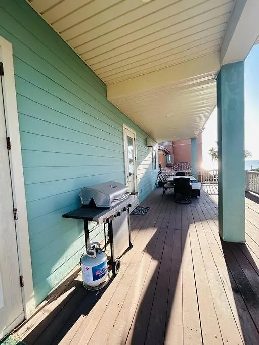 Breathtaking Sunset Views & Minutes To The Beach! Holiday home