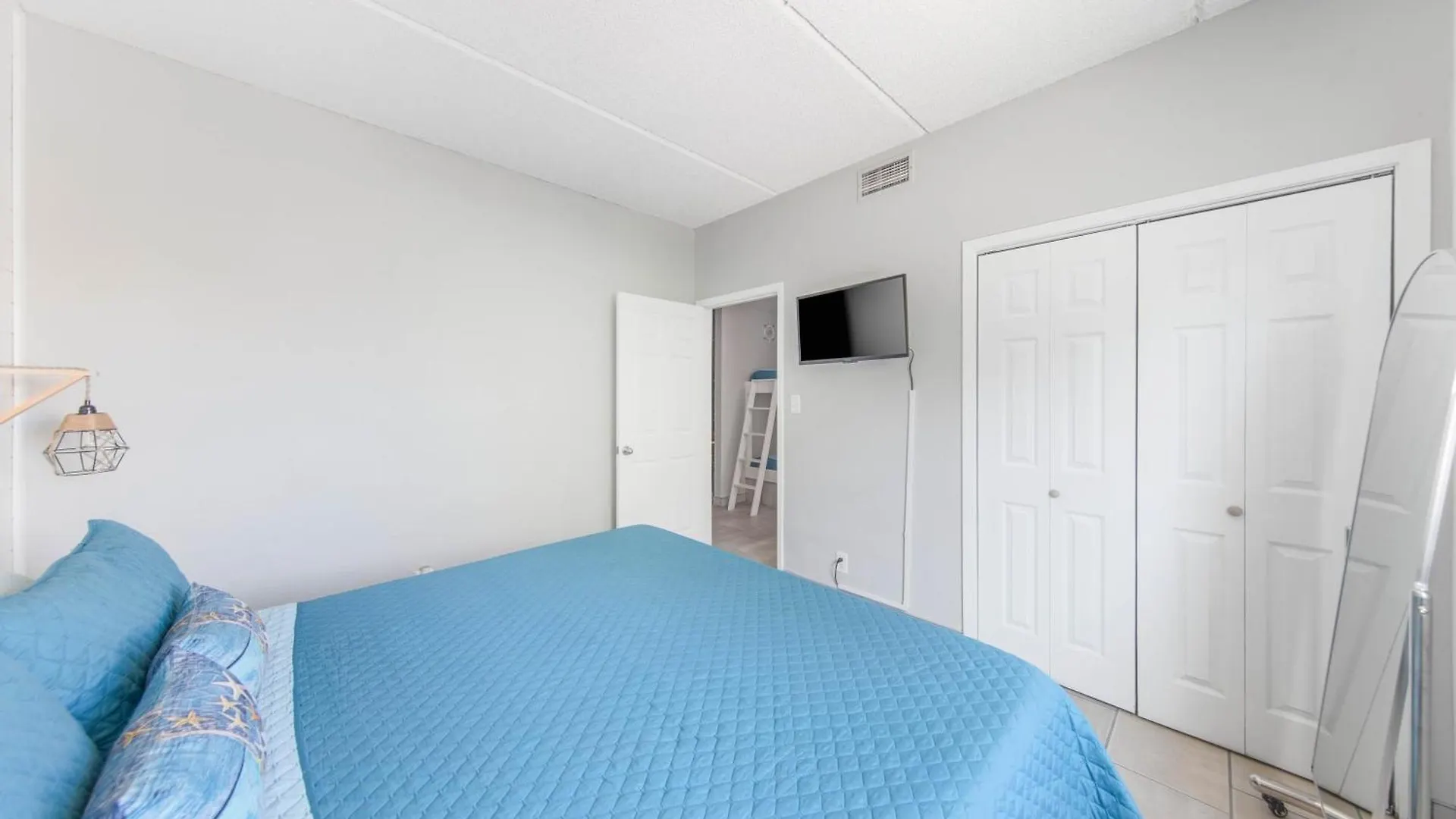 Apartment Spi - 1 Block Away *
