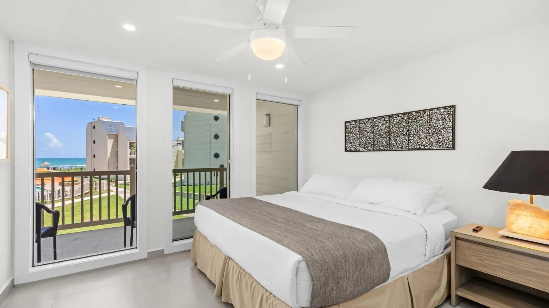 Apartment New Stunning Ocean-view Beachfront Resort, Heated Pool!