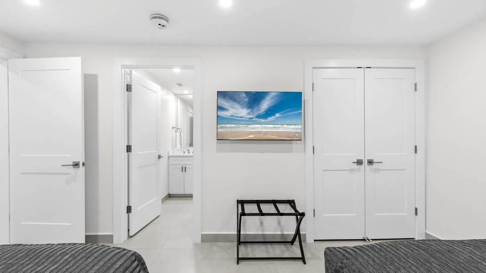 New Stunning Ocean-view Beachfront Resort, Heated Pool! Apartment *