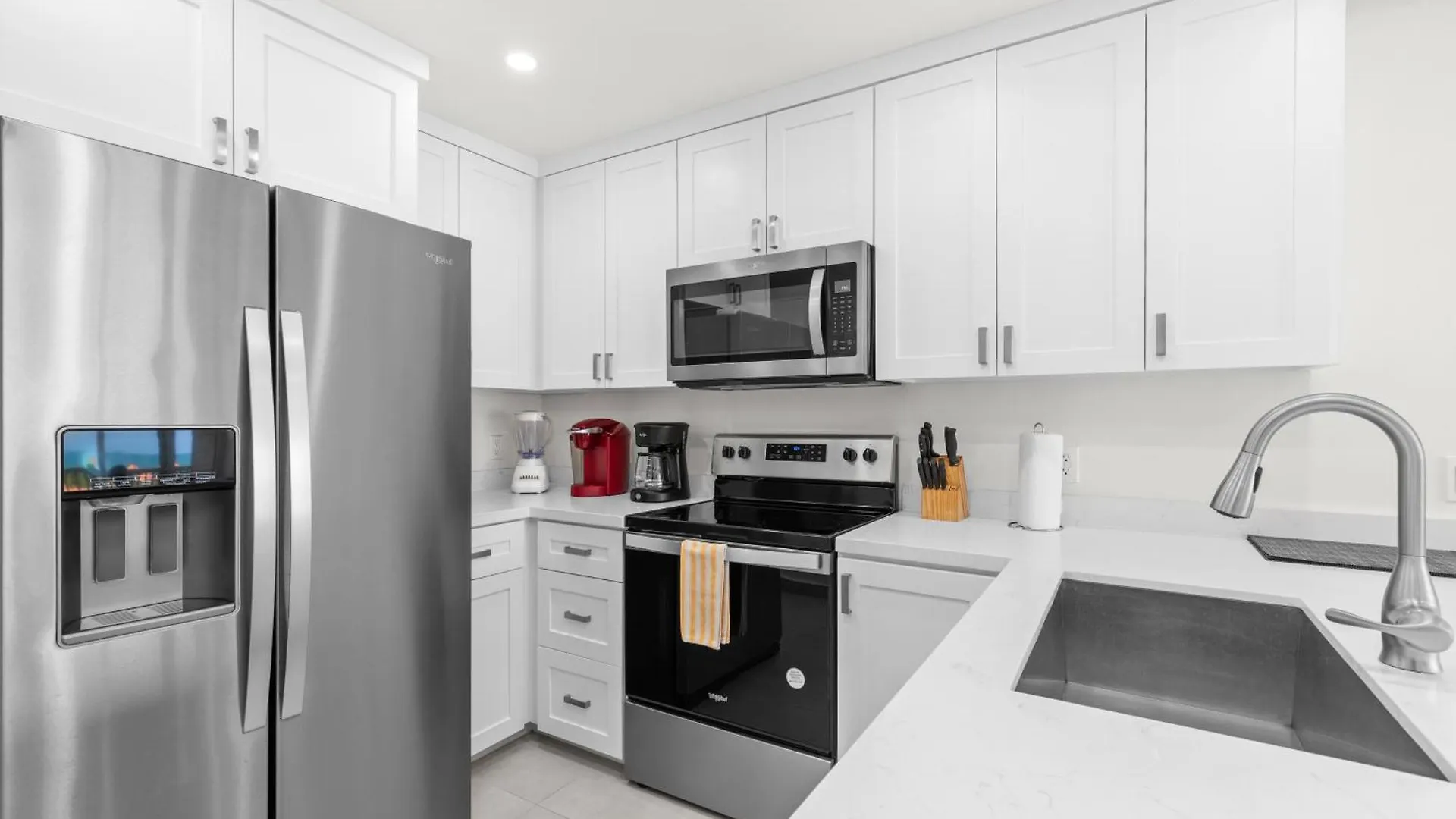New Stunning Ocean-view Beachfront Resort, Heated Pool! Apartment