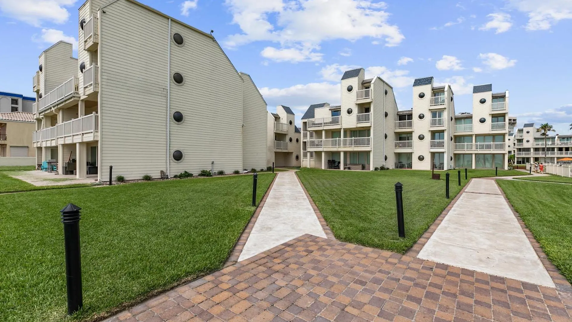 New Stunning Ocean-view Beachfront Resort, Heated Pool! Apartment South Padre Island