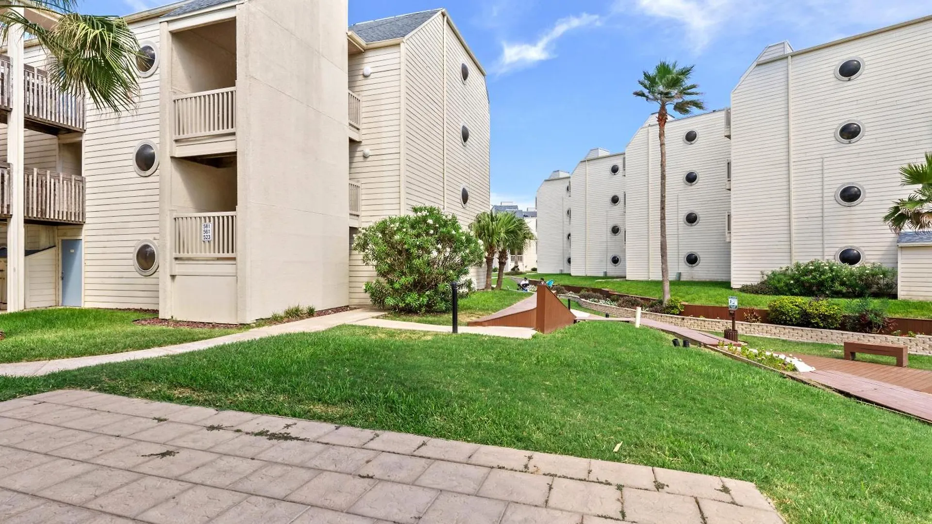Ground Level Pet-friendly Seconds From Beach