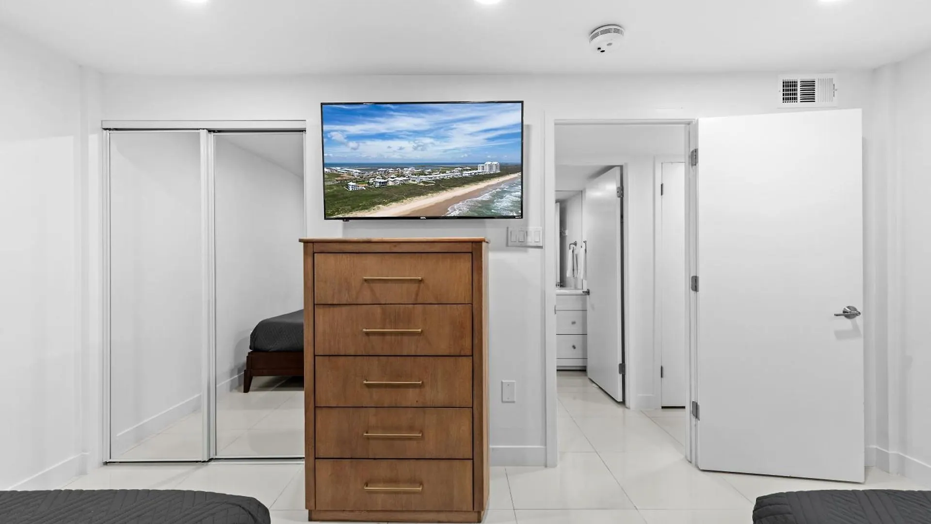 Ground Level Pet-friendly Seconds From Beach Holiday home
