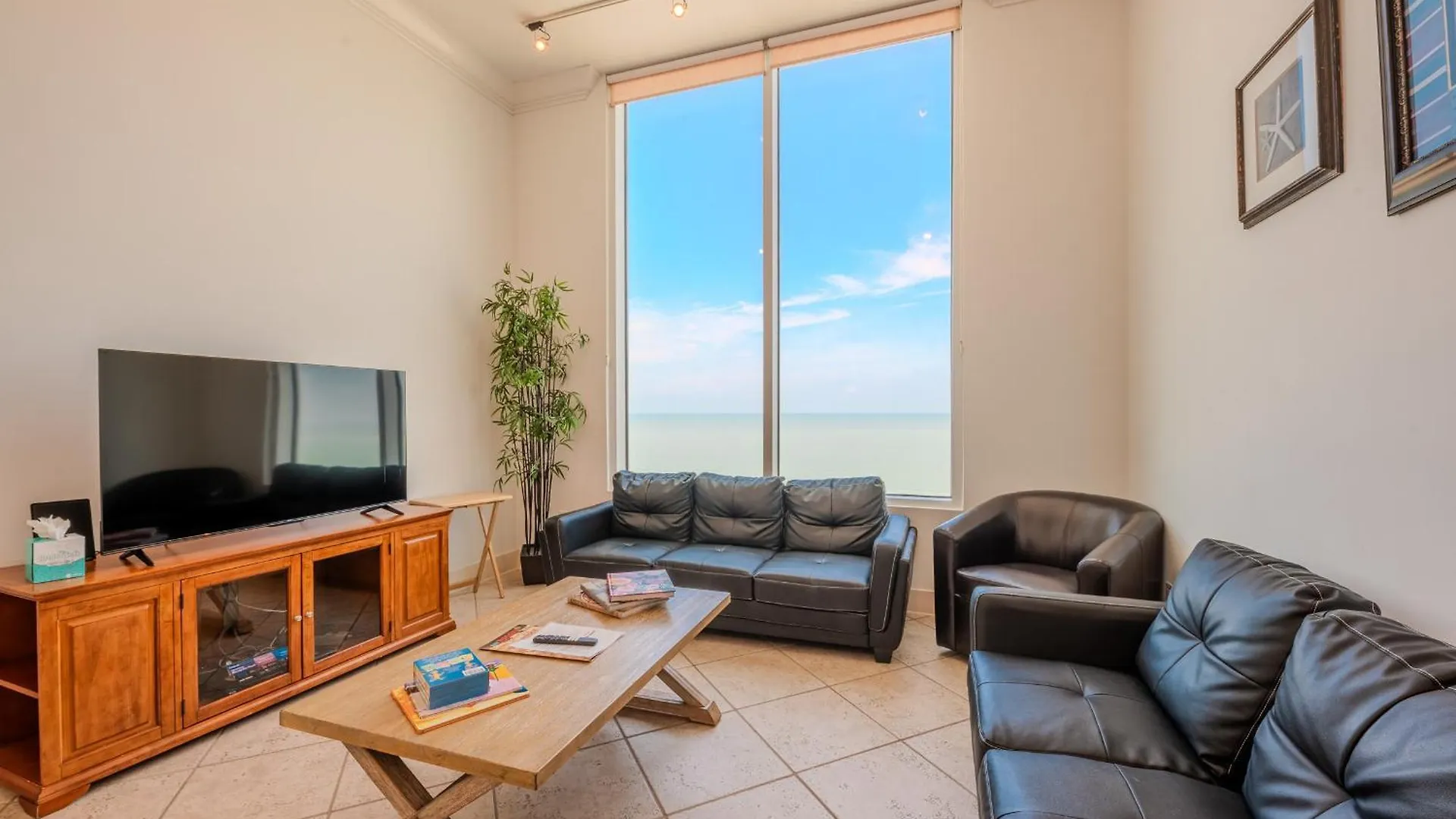 1901 Sapphire Beachfront 3 Bedroom Apartment *