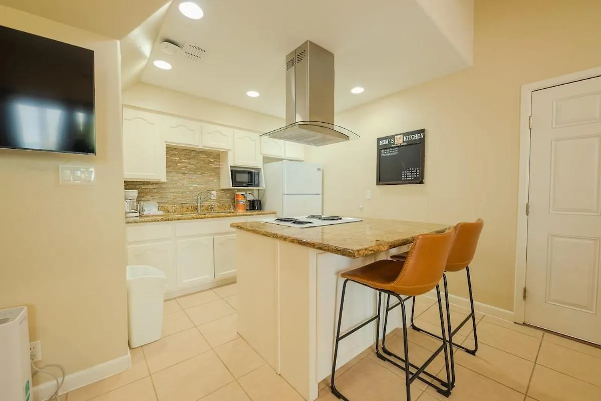 Apartment Tropical Retreat Coastal 1br Getaway With Balcony 212 *