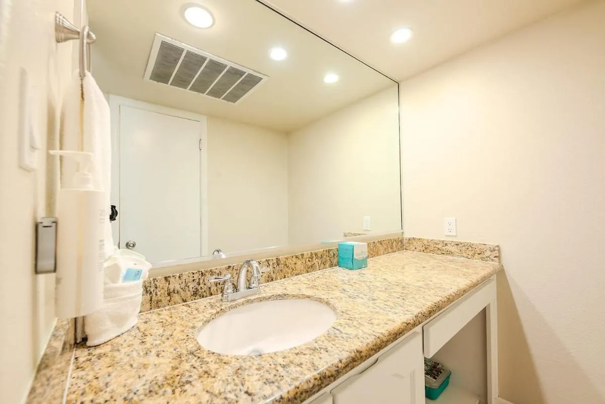 Tropical Retreat Coastal 1br Getaway With Balcony 212