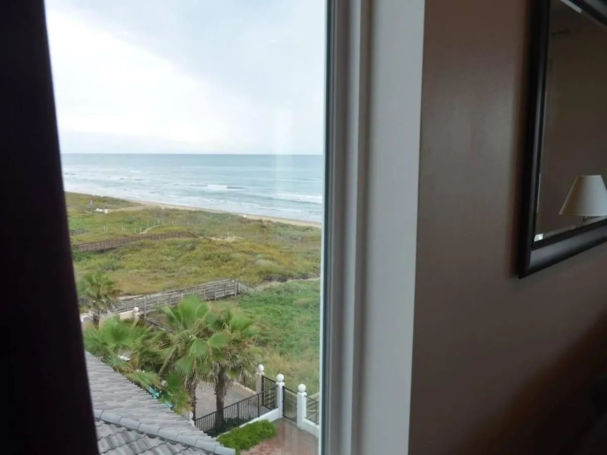 Apartment 5 Bedroom Beachfront - 2nd Floor