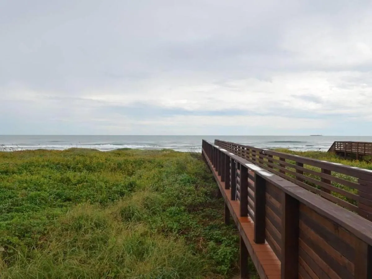 5 Bedroom Beachfront - 2nd Floor Apartment *