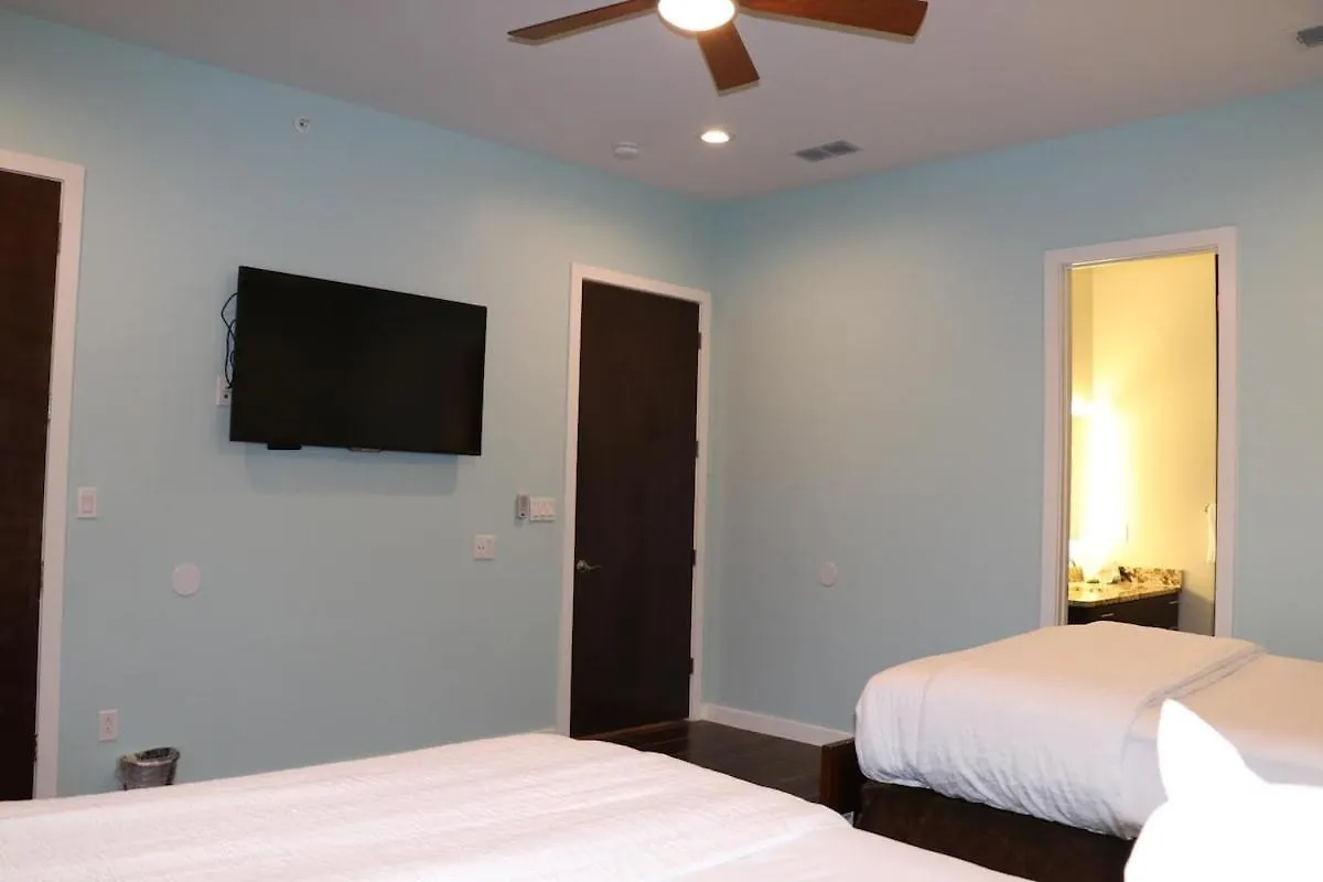 Beachfront 3 Bedroom Apartment *