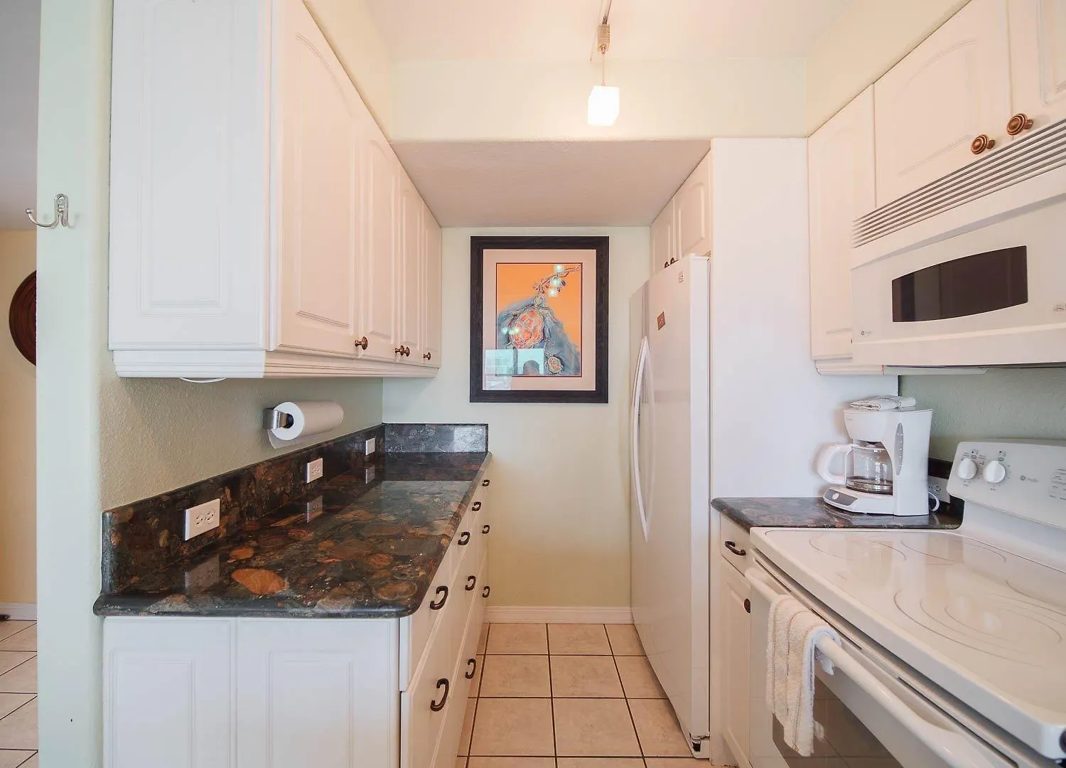 Relaxing Condo, Great Location, 3 Minute Walk To The *