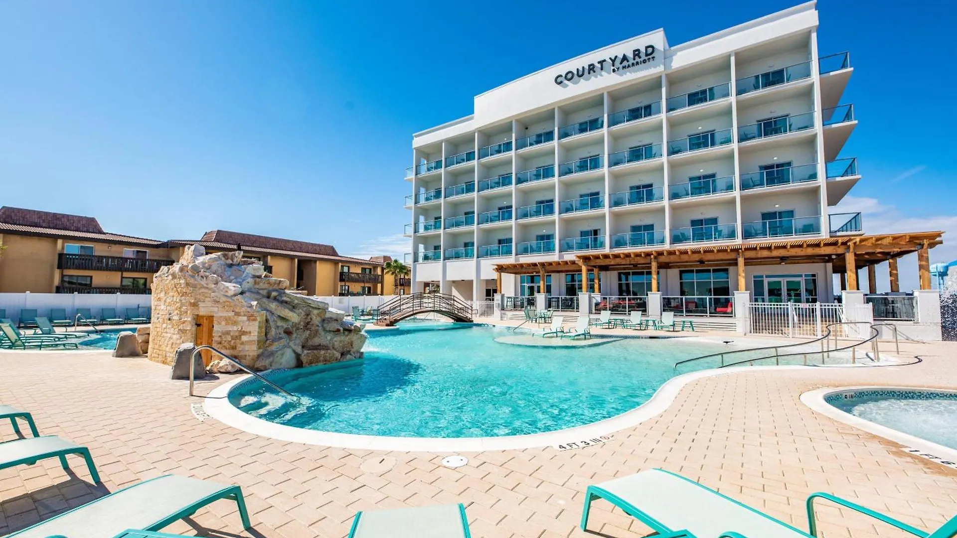 Courtyard 3*