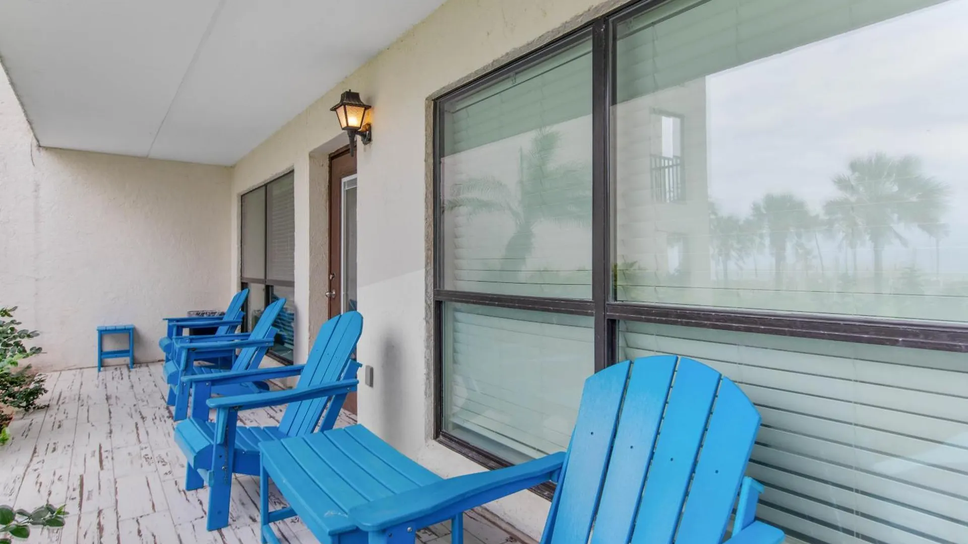 Ground Floor Beachfront 2 Steps From Amenities Iv