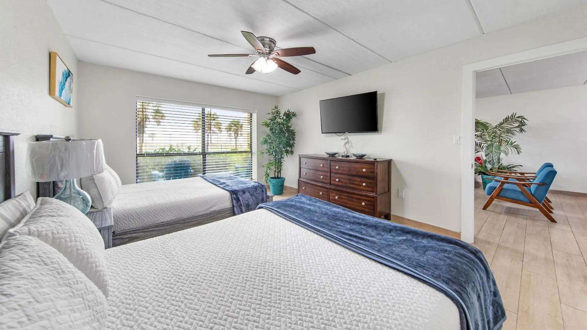 Ground Floor Beachfront 2 Steps From Amenities Iv Holiday home *