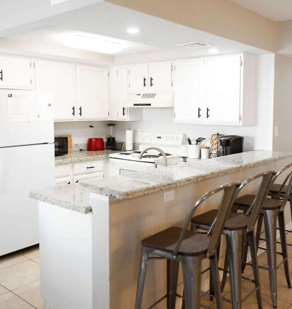 2 Bed 2 Bath 1st Floor W Pool By Holiday home