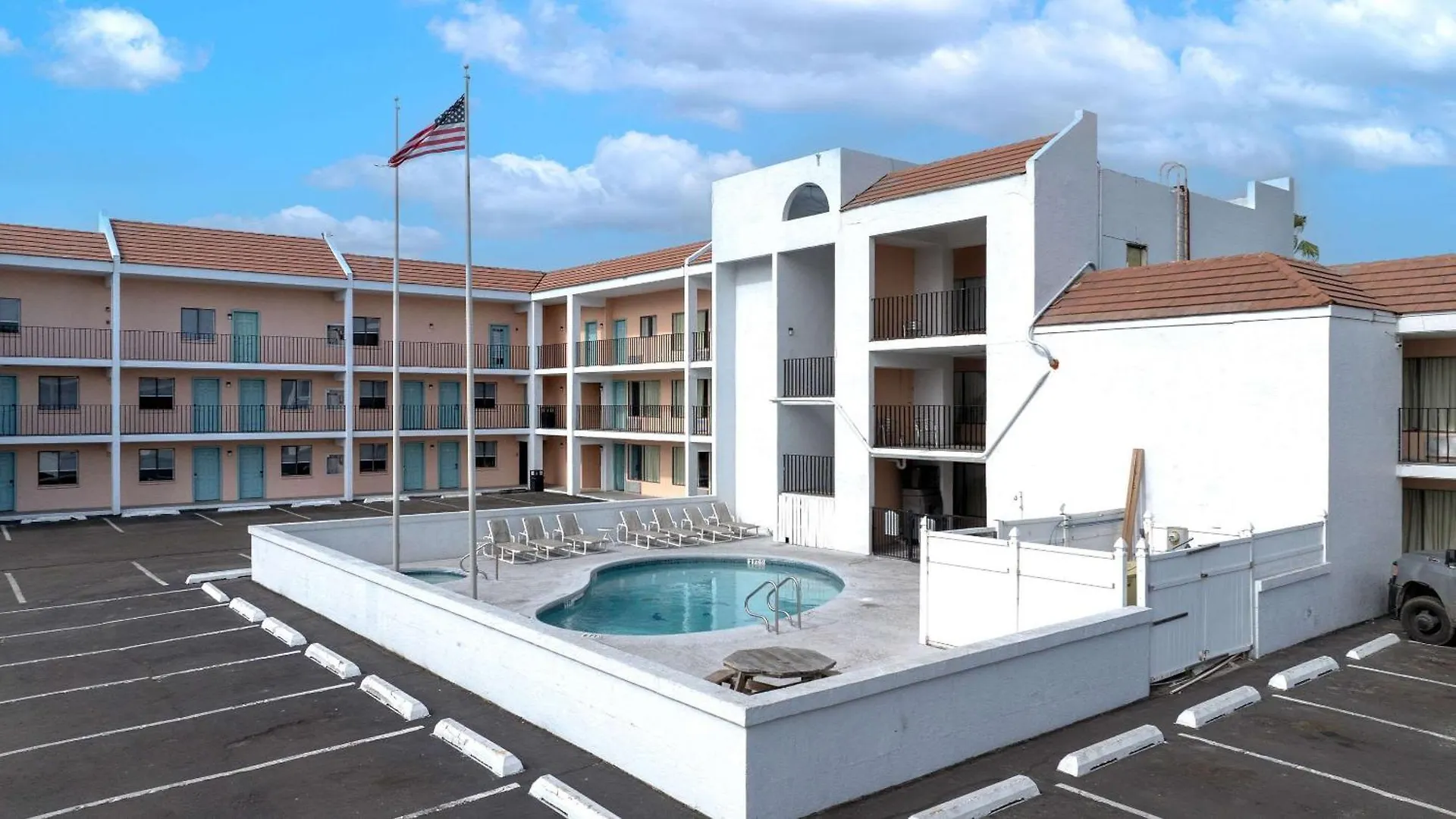 Hotel Windwater And Marina