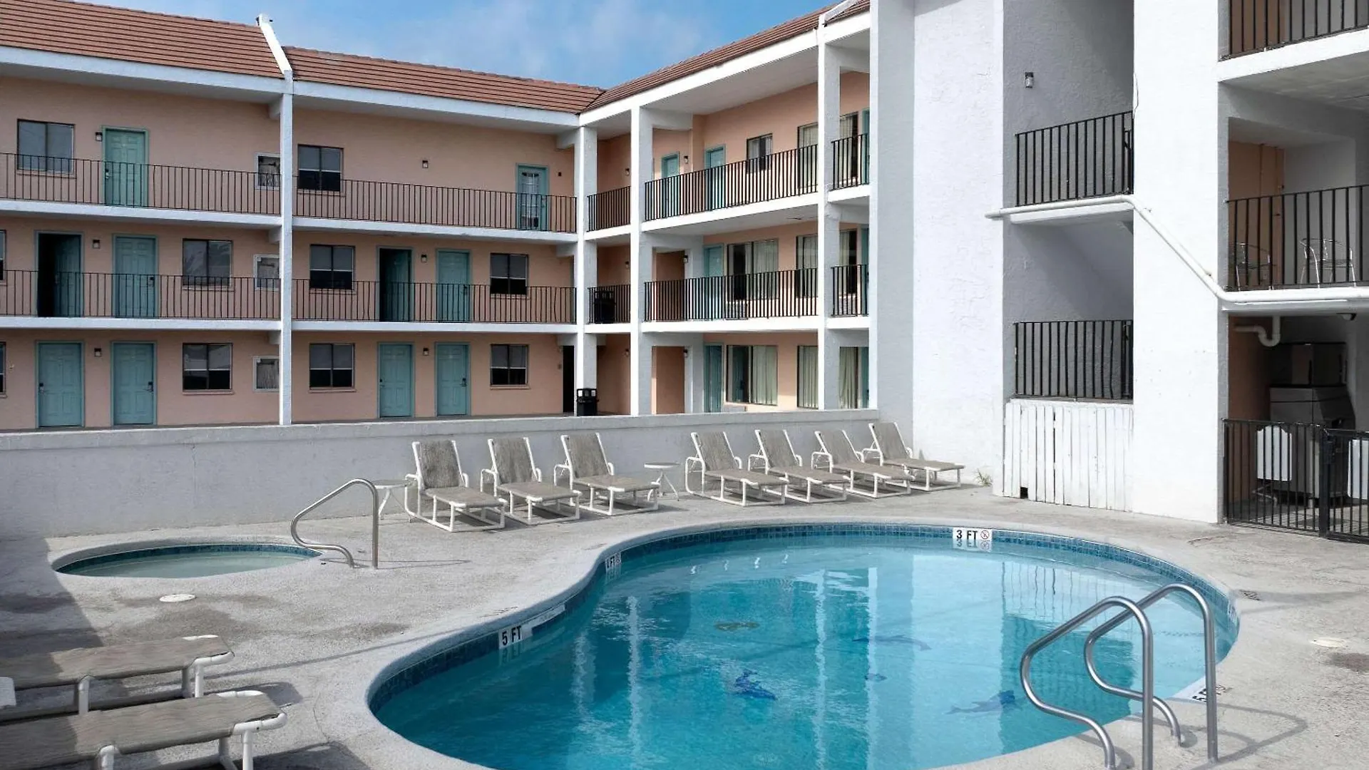 Hotel Windwater And Marina