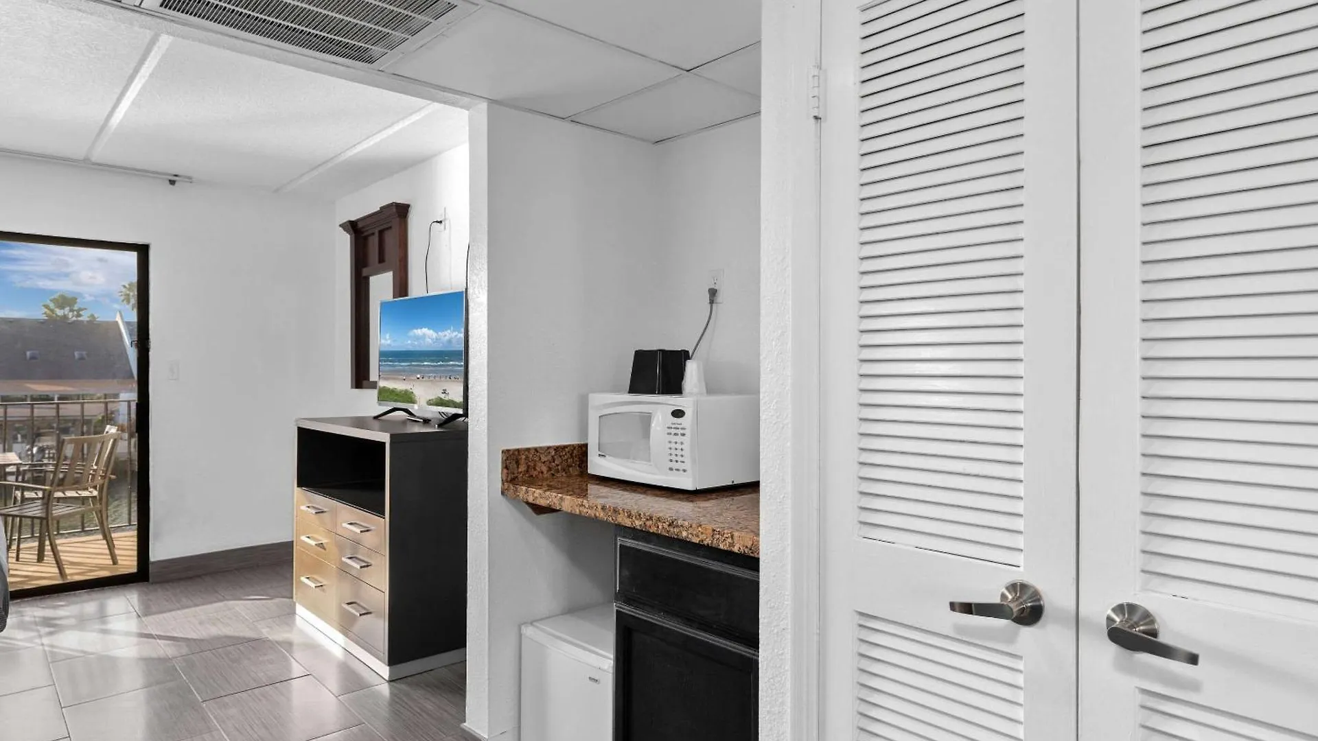 Windwater And Marina Hotel 2*