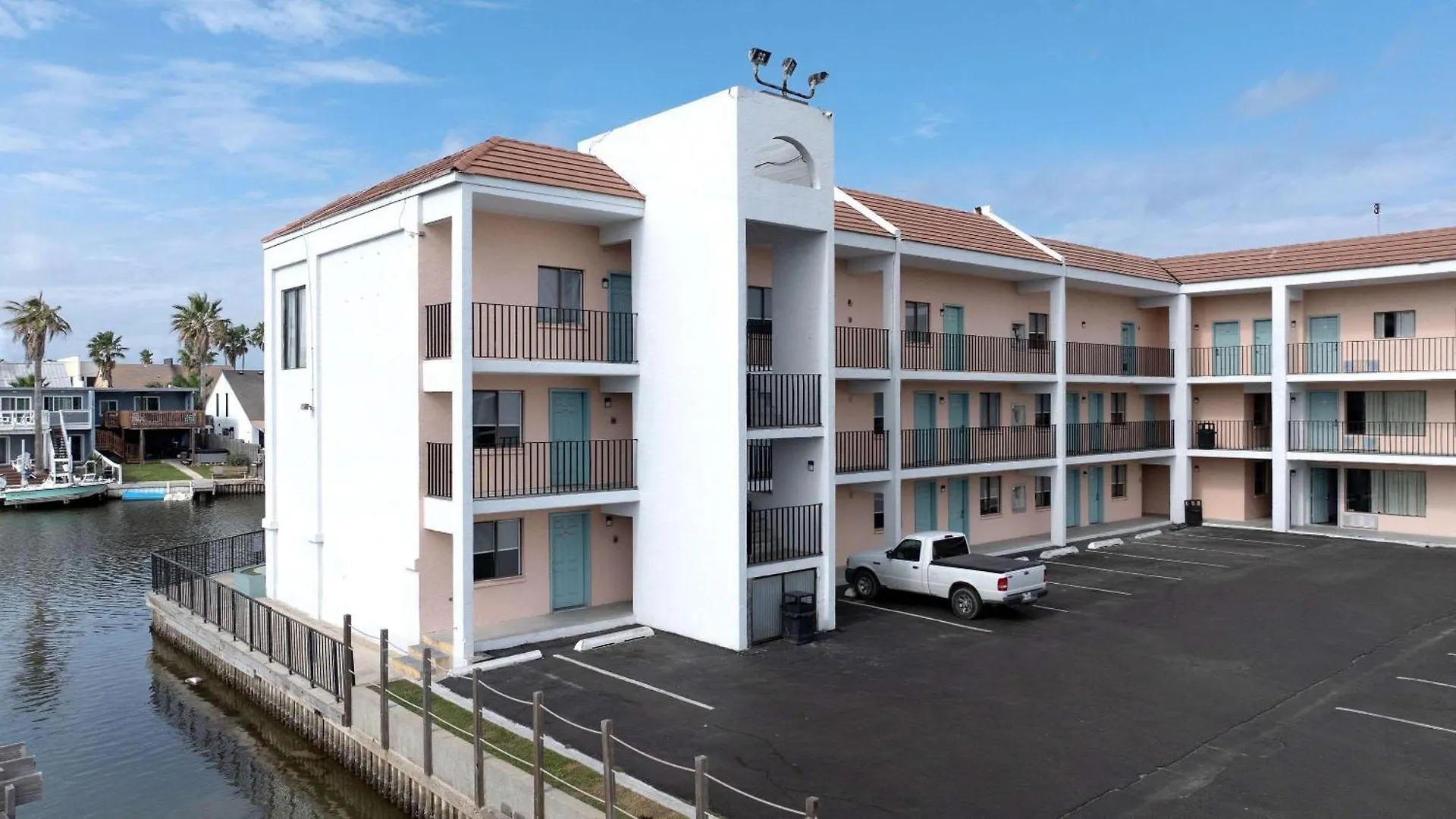 Hotel Windwater And Marina