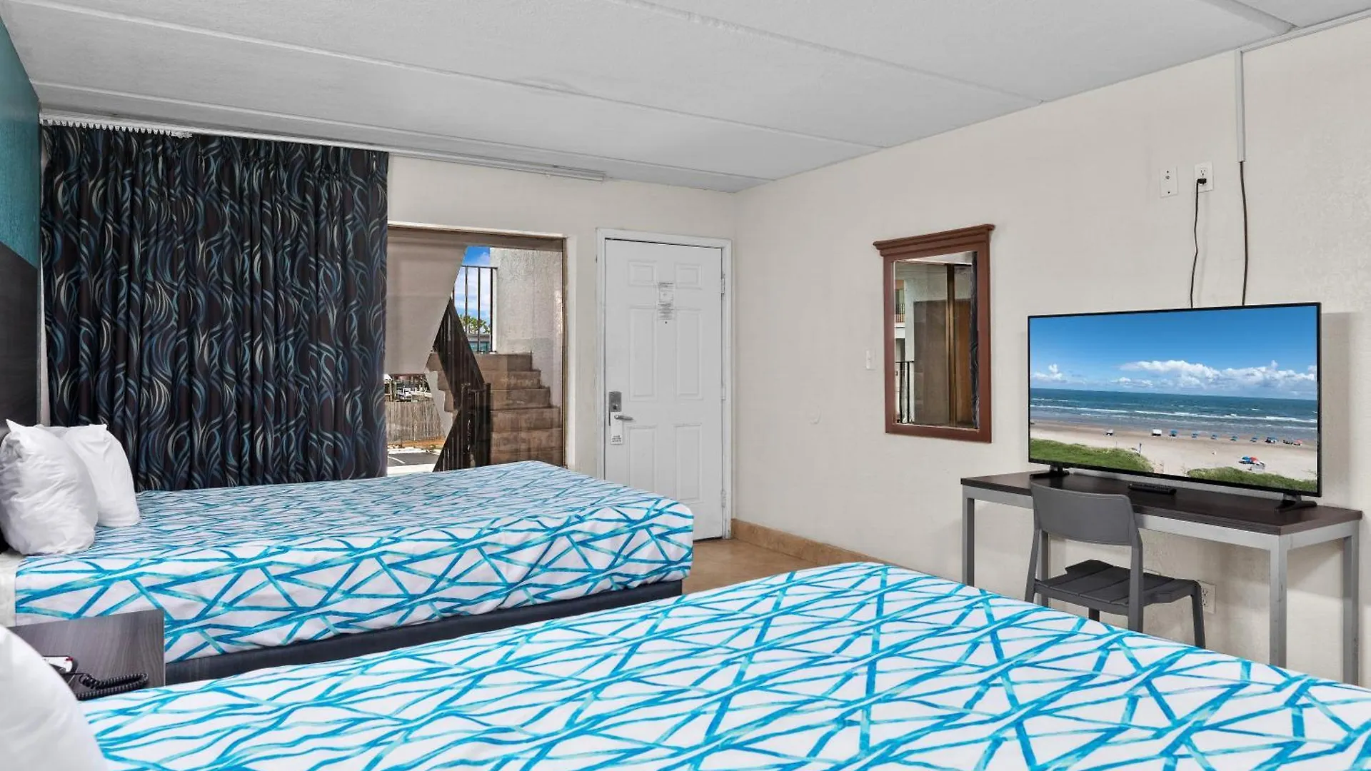 Hotel Windwater And Marina