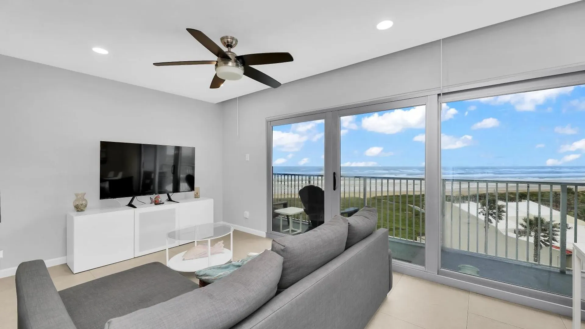 Spectacular 2 Bed 2 Bath Front Beauty At Aquarius