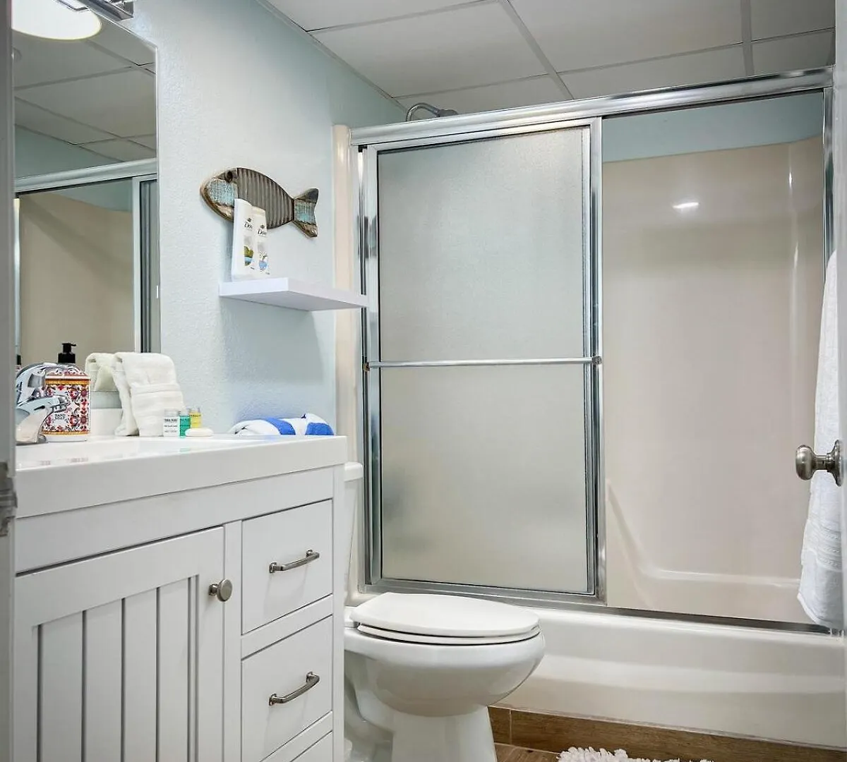 Modern Beachside Wheated Pool 2br-2ba Apartment *