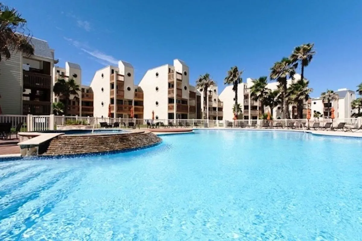 Modern Beachside Wheated Pool 2br-2ba Apartment