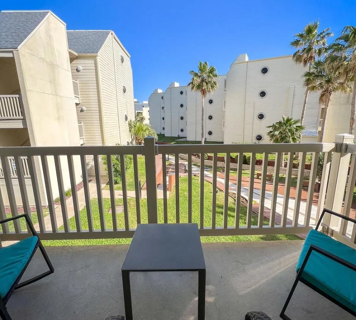Modern Beachside Wheated Pool 2br-2ba Apartment