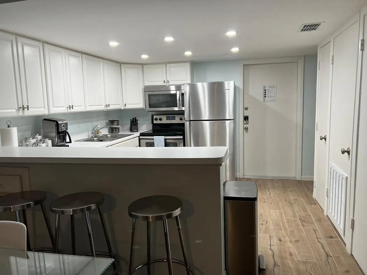 Modern Beachside Wheated Pool 2br-2ba Apartment *