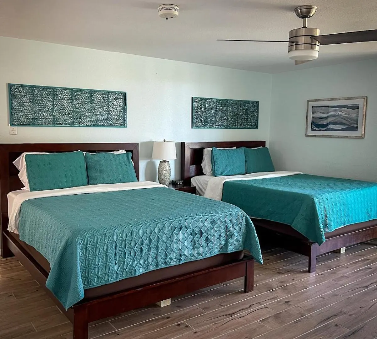 Modern Beachside Wheated Pool 2br-2ba * South Padre Island