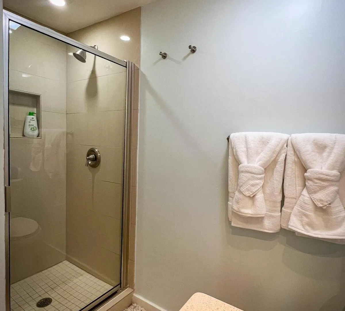 Apartment Modern Beachside Wheated Pool 2br-2ba