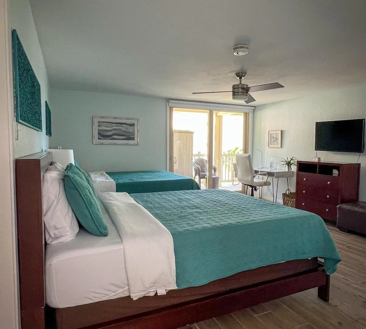 Modern Beachside Wheated Pool 2br-2ba Apartment *