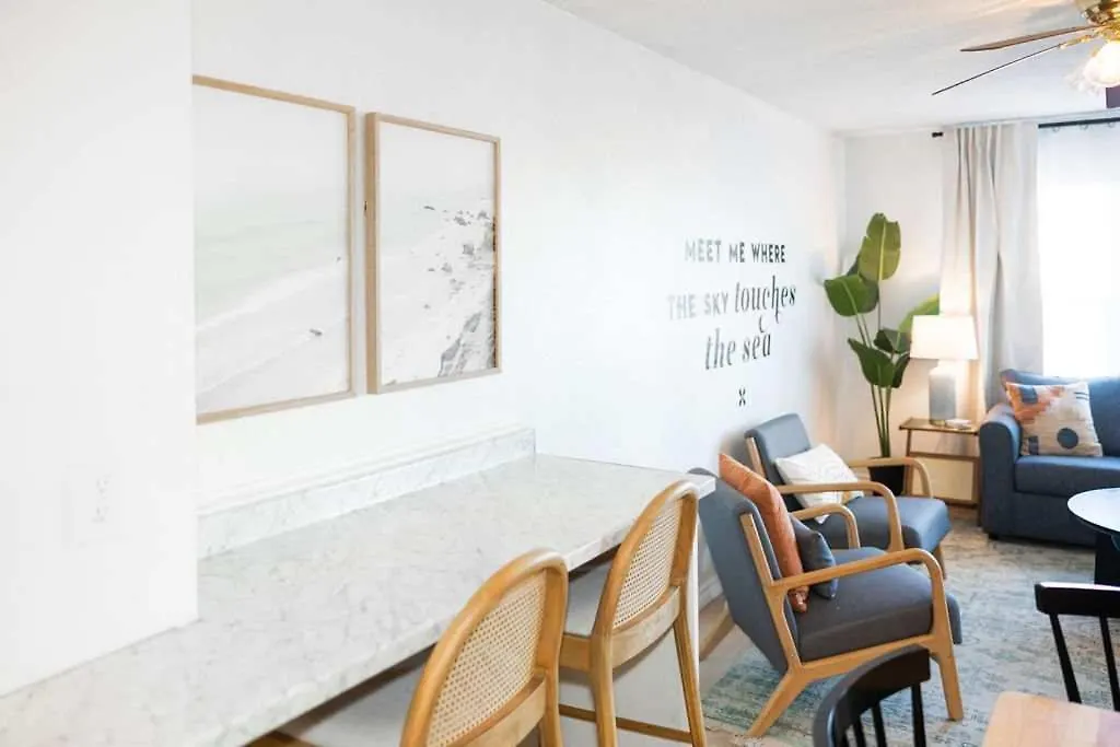 1st Floor 1 Bedroom Near W Pool