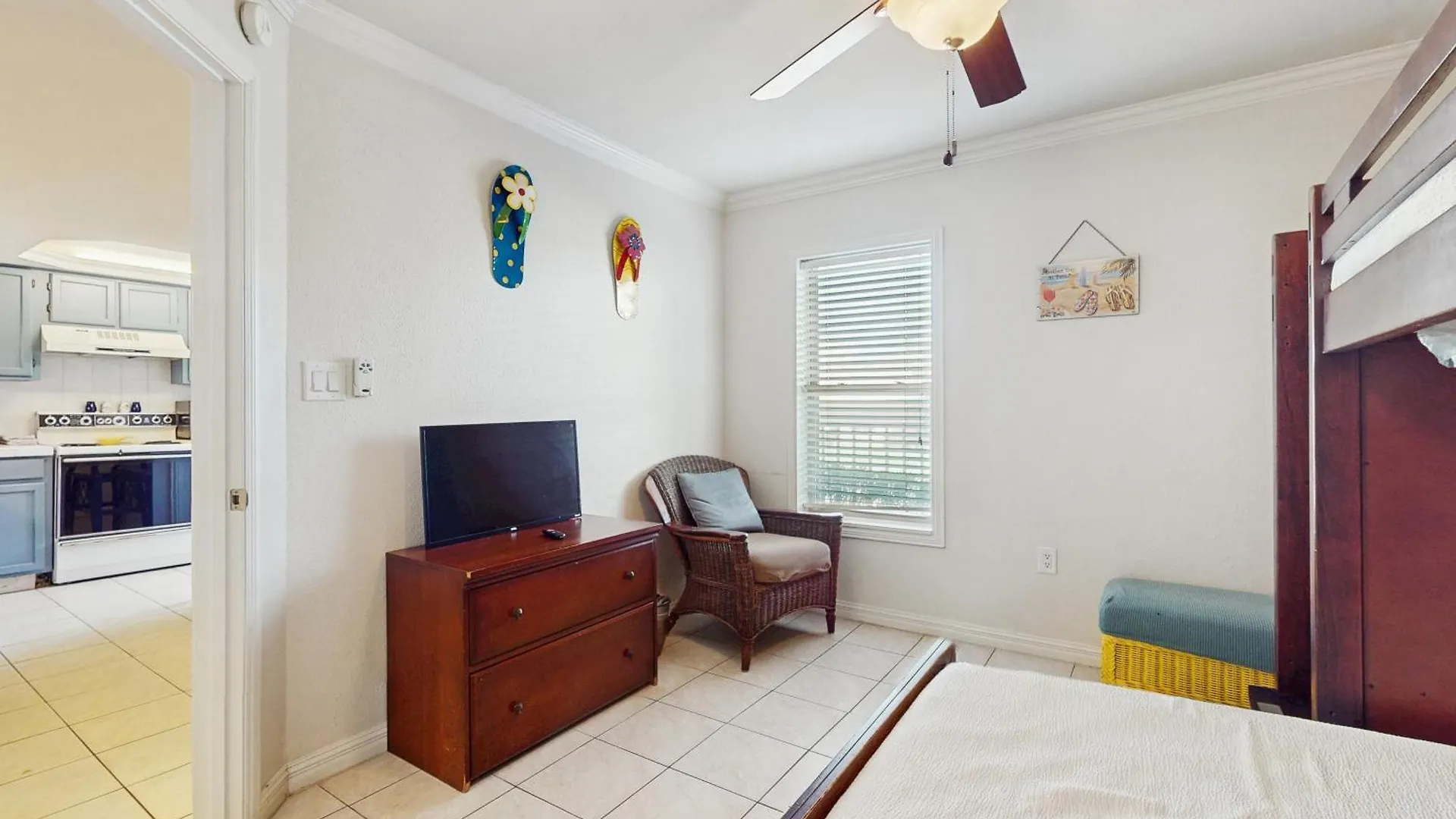 Beachview Condominiums: Wicker Wanderer Apartment *