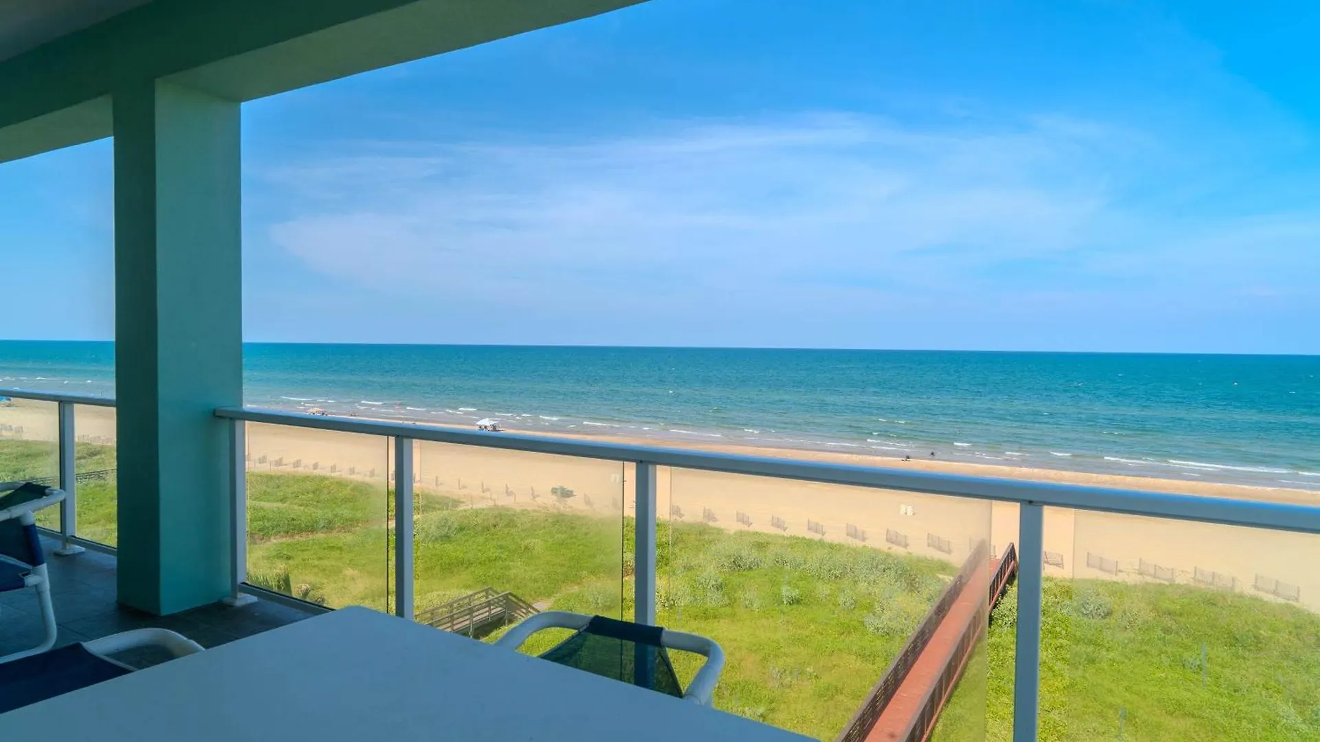 Apartment 5 Bedroom Beachfront - 4th Floor