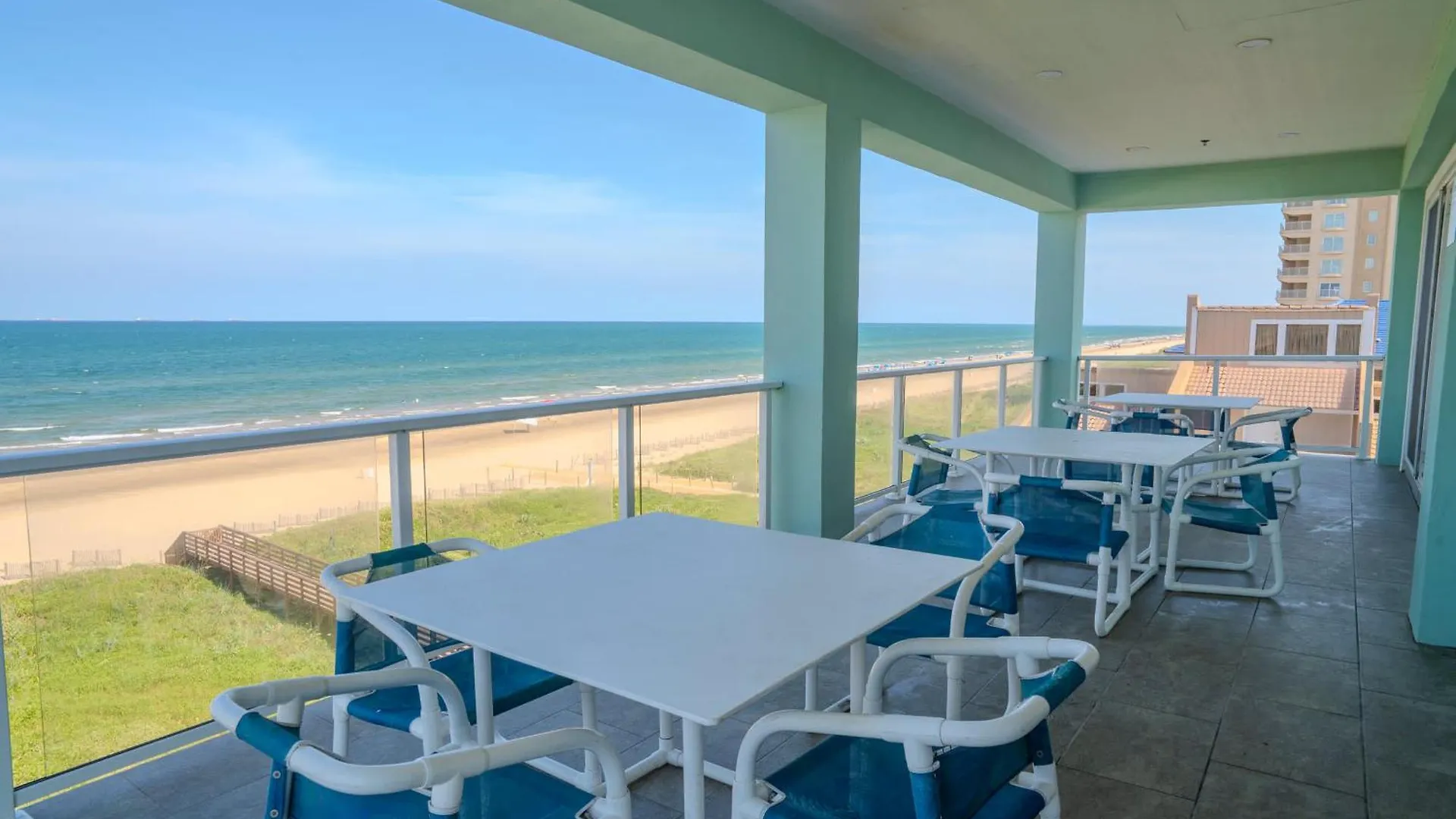 5 Bedroom Beachfront - 4th Floor Apartment *