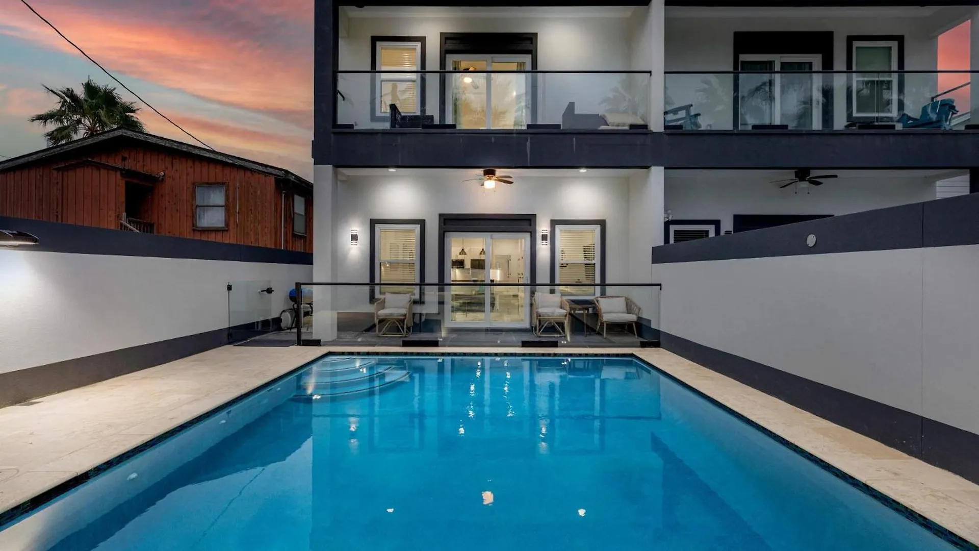 Immaculate Townhouse W Pool & Balcony South Padre