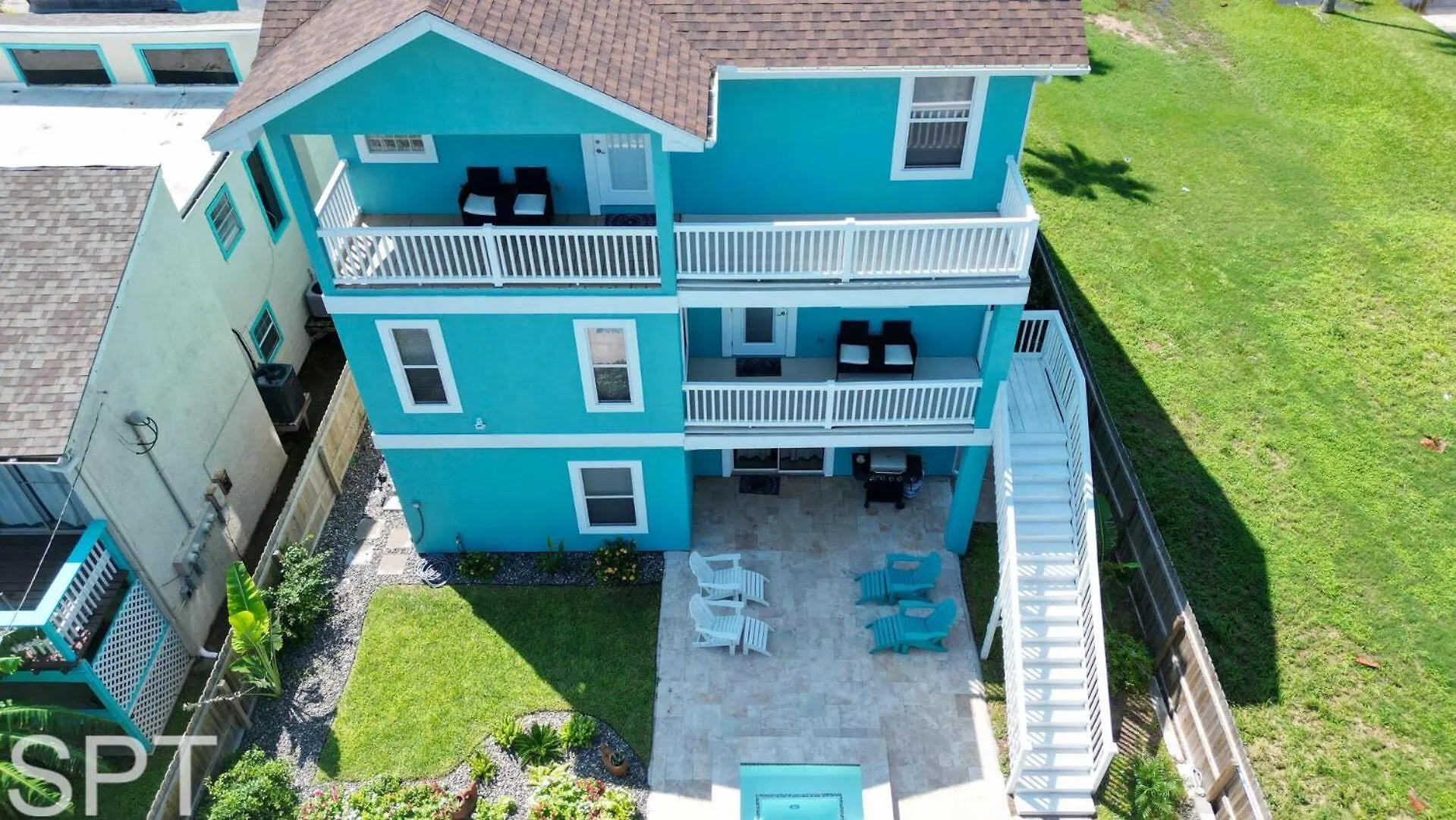 Tranquil Turquoise Retreat *