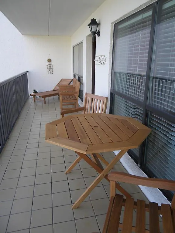 Beachside 2 Bedroom Sleeps 9 度假居