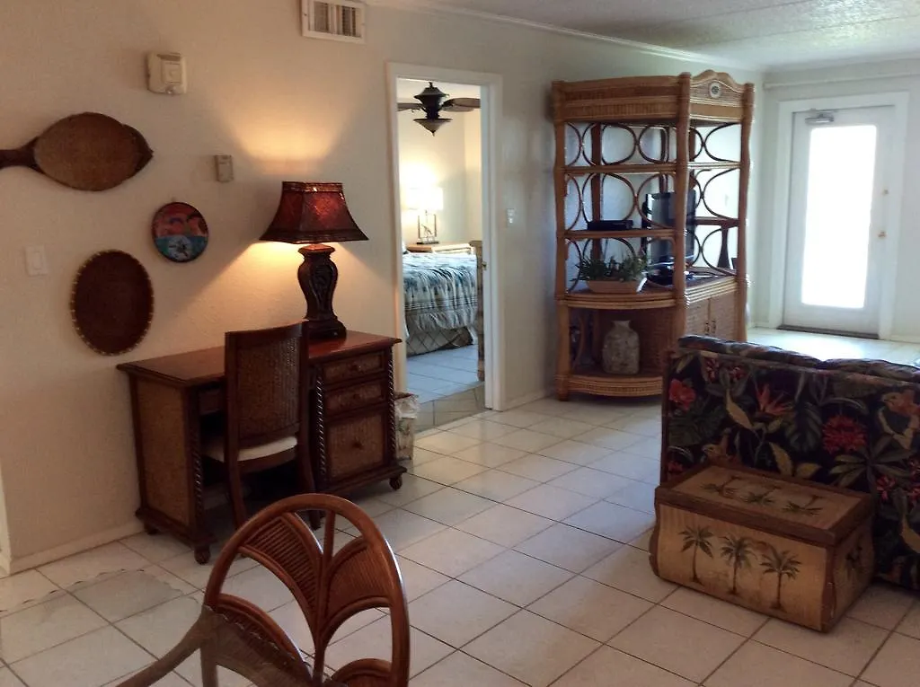 Beachside 2 Bedroom Sleeps 9 * 南帕诸岛