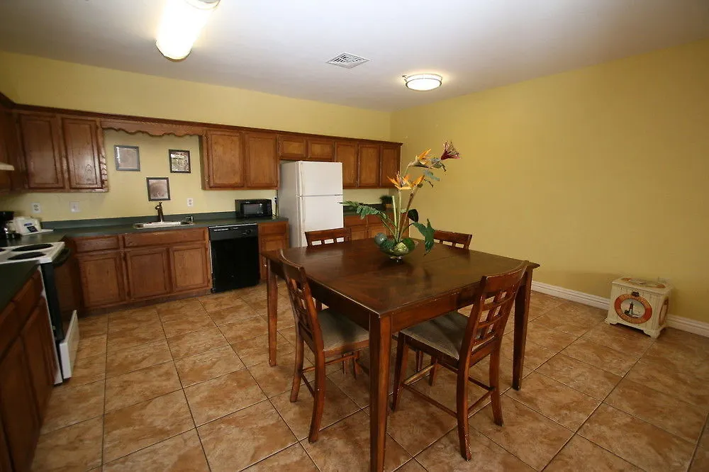 Ramada By Wyndham & Motel 2*