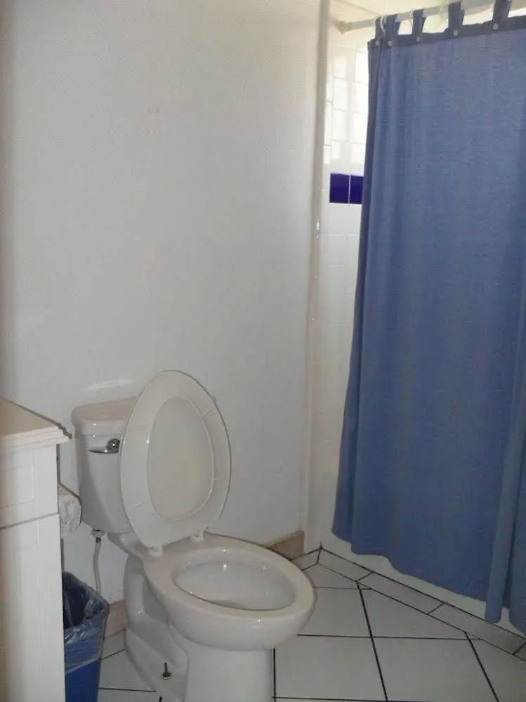 Front By Island Services 酒店