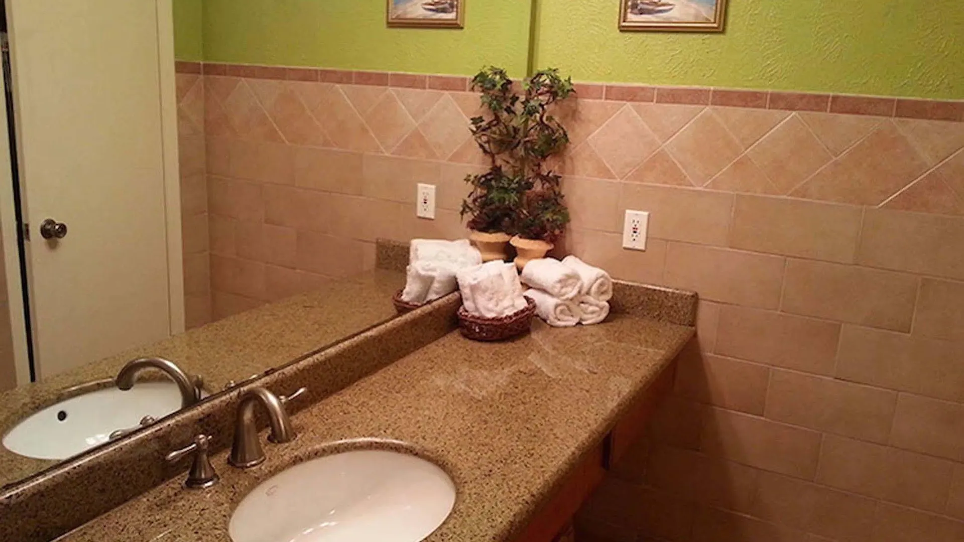 The Tiki- Front Complex! Unit 106 South Padre Island