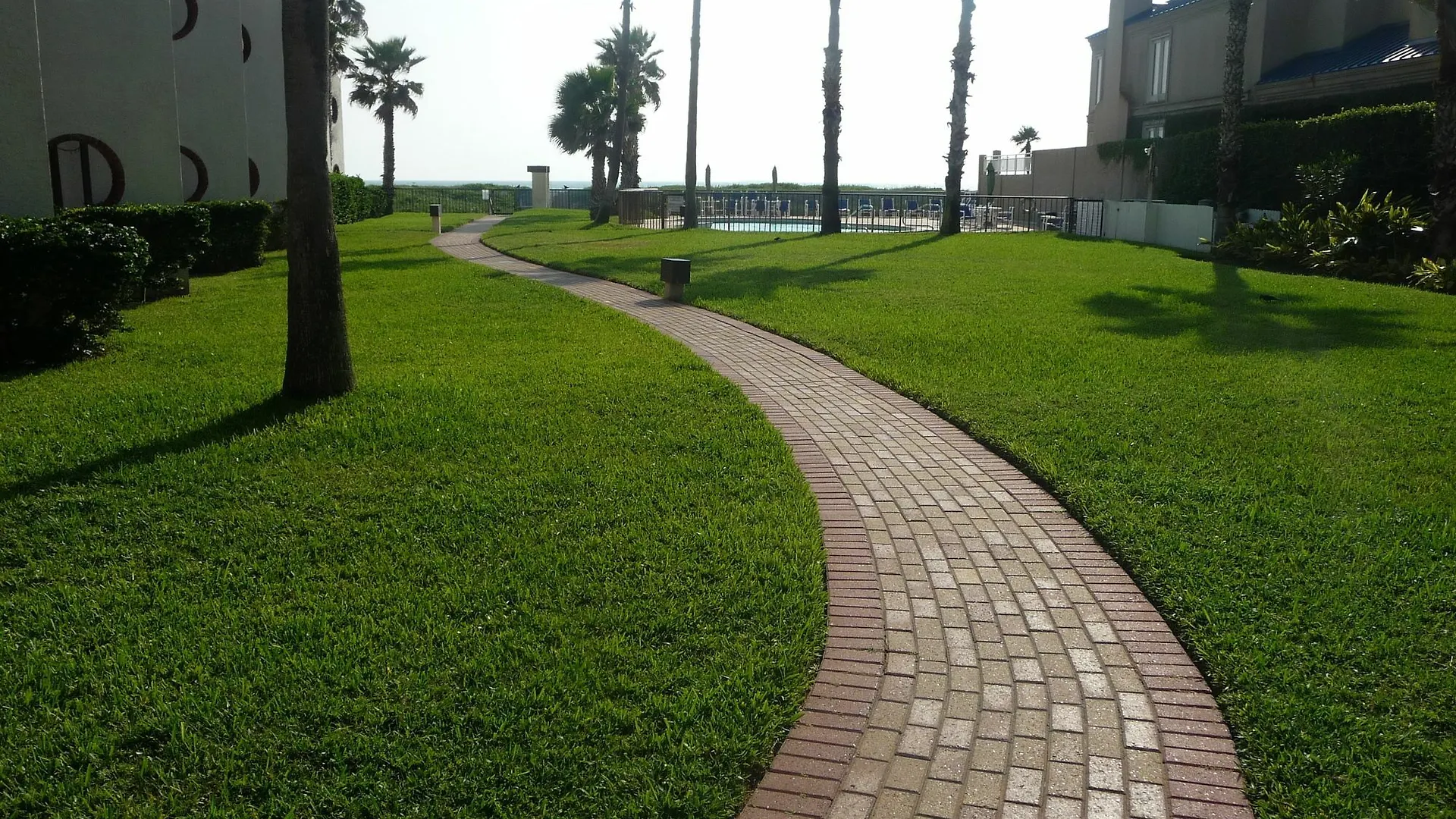 Front By Island Services 酒店
